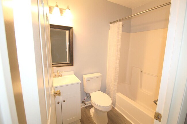 Building Photo - 1458 Bradley Dr