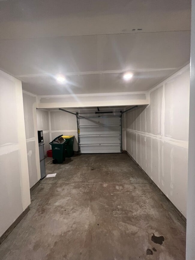 Building Photo - Beautiful 4 Bedroom 3.5 BA Home! Mother in Law Suite, Attached Garage & Top floor Bonus Room!