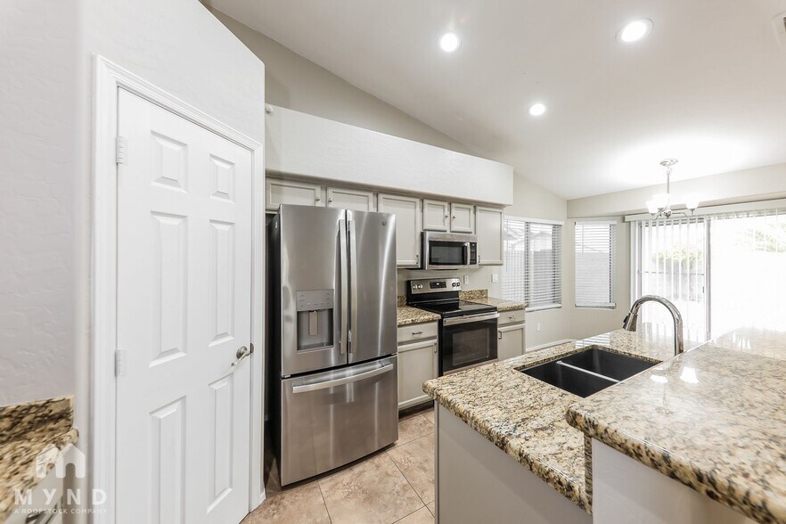 Building Photo - 3040 N Silverado