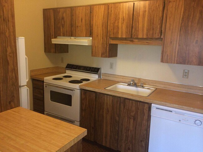 Building Photo - Sylvan Heights Condo - Minutes From Downtown.  Rent includes Water/Sewer & Garbage.  Clubhouse in...