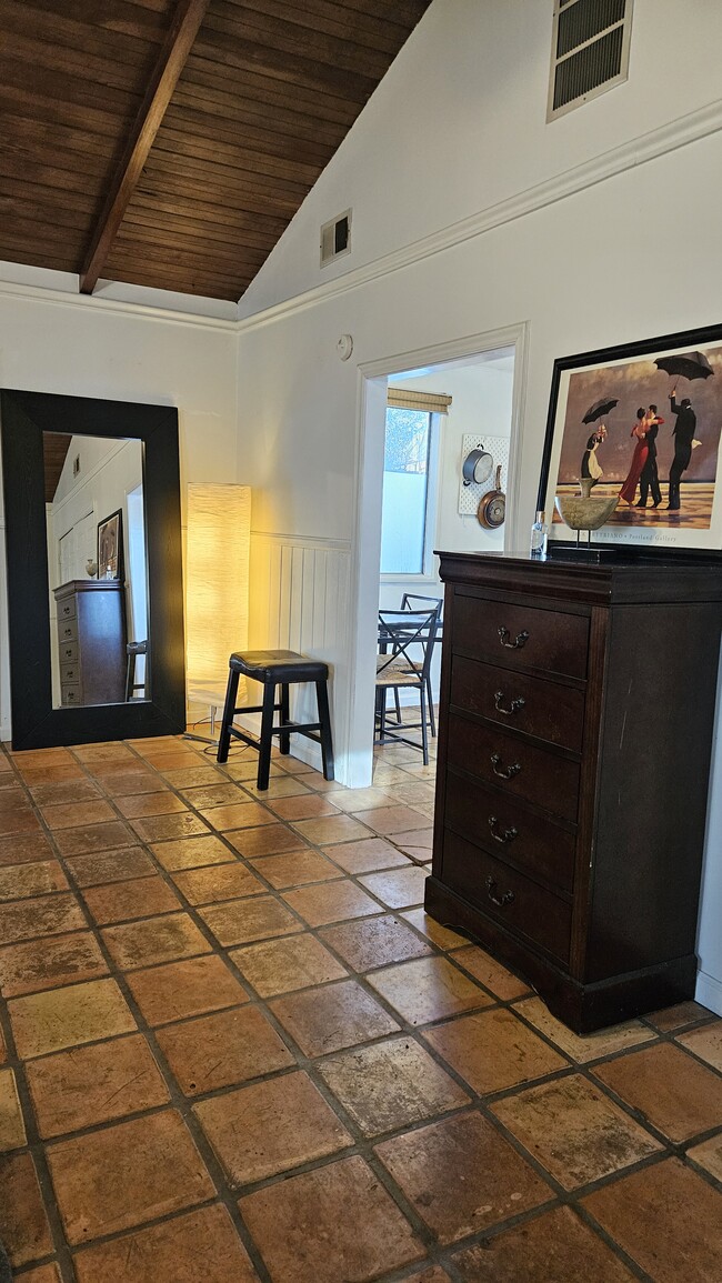 Quiet, cozy. Full length mirror, dresser, closet - 15020 Hamlin St