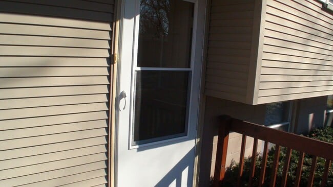 Building Photo - Charming Home Near Hessel Park