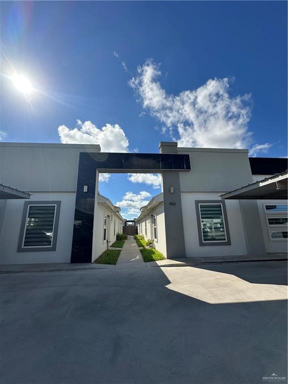 Building Photo - 10 West Dr