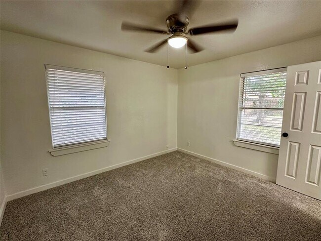 Building Photo - 530 Edgebrook Dr