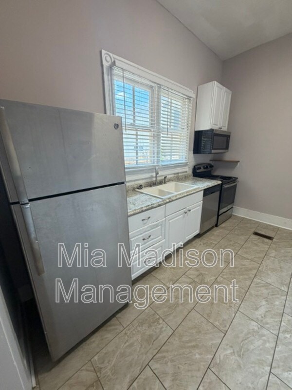 Building Photo - 305 W 39th St