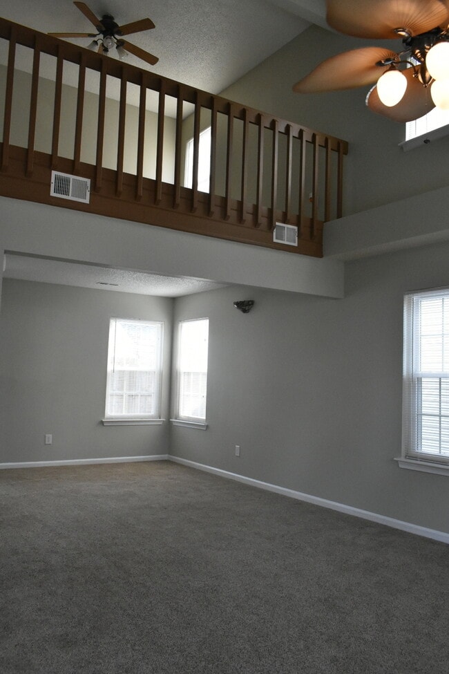 Building Photo - 2 Bedroom condo Minutes from Ft, Eustis