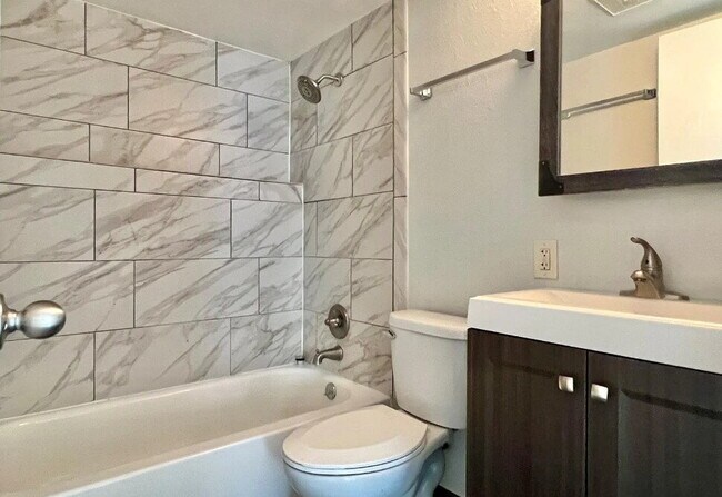 Building Photo - Beautiful 2-Bedroom Gem with Spacious Layout in Denver's Heart – 950 Sq Ft of Comfort!