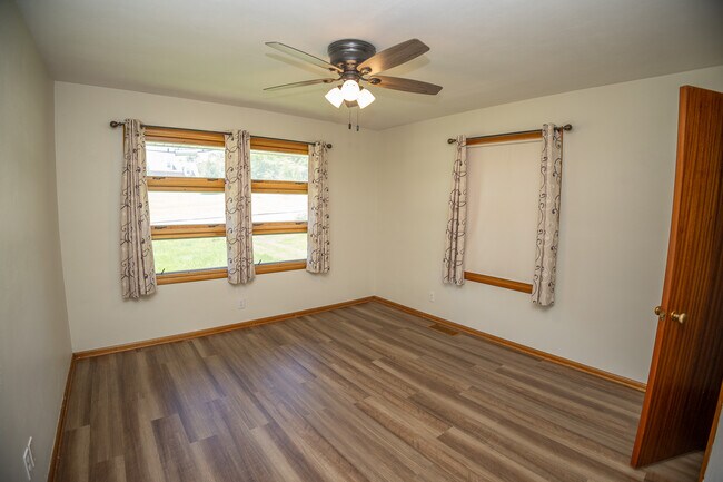 Building Photo - 2401 Willow Dr