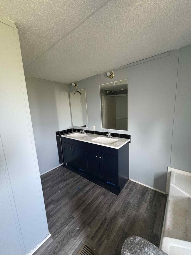 Building Photo - Freshly Renovated 3BR Home on Spacious Lot...