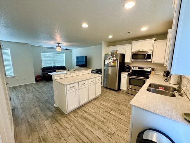 Building Photo - 271 S Breakwater Ln