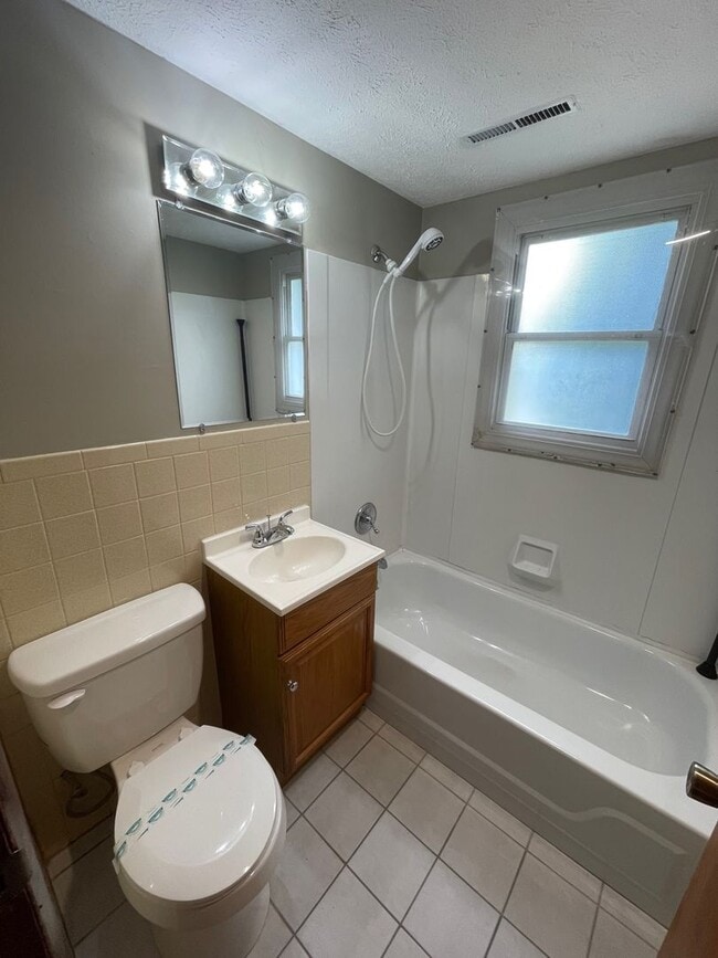 Building Photo - Two Bedroom House with 1 Car Garage in Gre...
