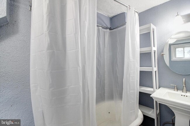 Building Photo - 213 E 6th St