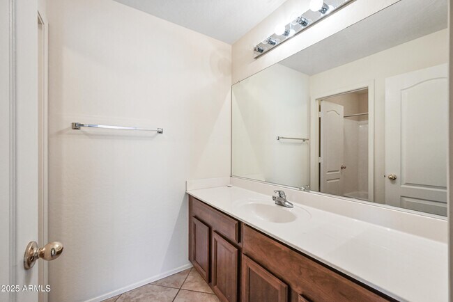 Building Photo - 1543 E Nightingale Ln