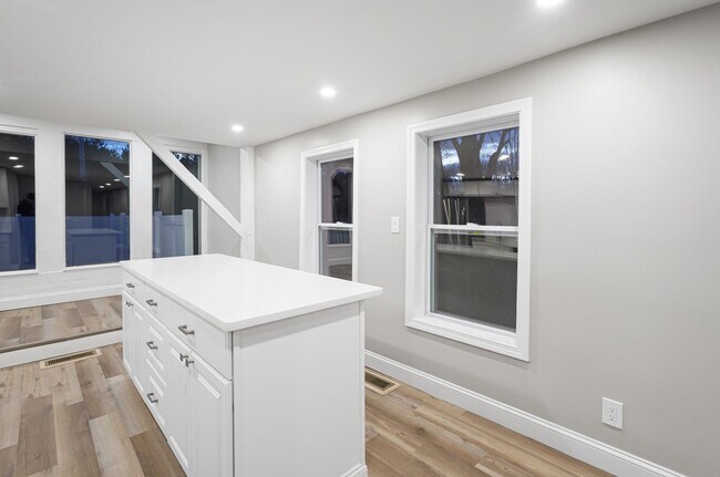 Building Photo - 98 Southville Rd