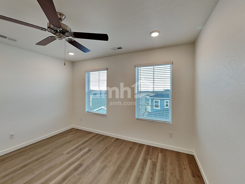 Building Photo - 26103 E Calhoun Pl