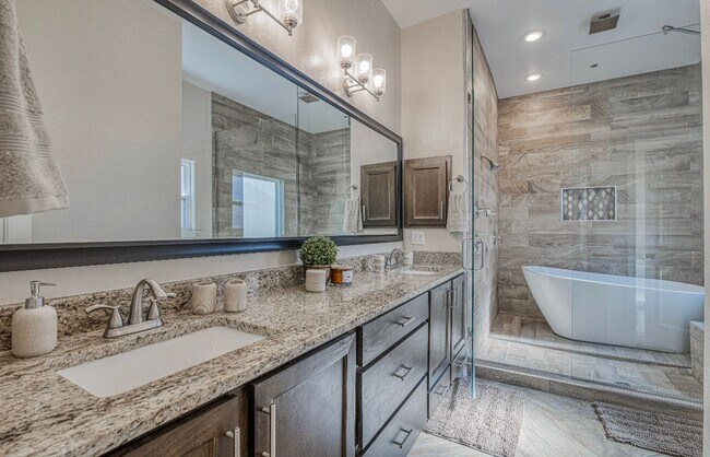 Building Photo - Eastside area for  Short or Long Term Rental(Completely Furnished) Beautiful 4 bed/2.5 baths