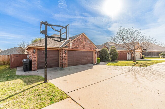 Building Photo - 4 Bed 3 Bath in Edmond!