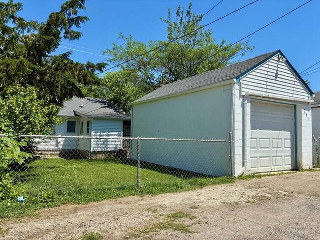 Building Photo - 261 N Wheatland Ave