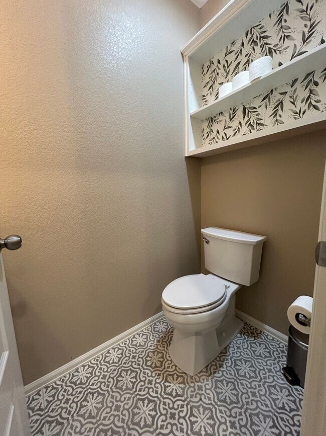 Building Photo - Spacious 5-Bed, 5-Bath Home in Erie’s Sunwest North Community