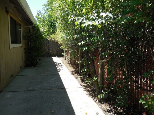 Building Photo - Spacious 2-Bedroom, 2-Bath Single-Story Du...