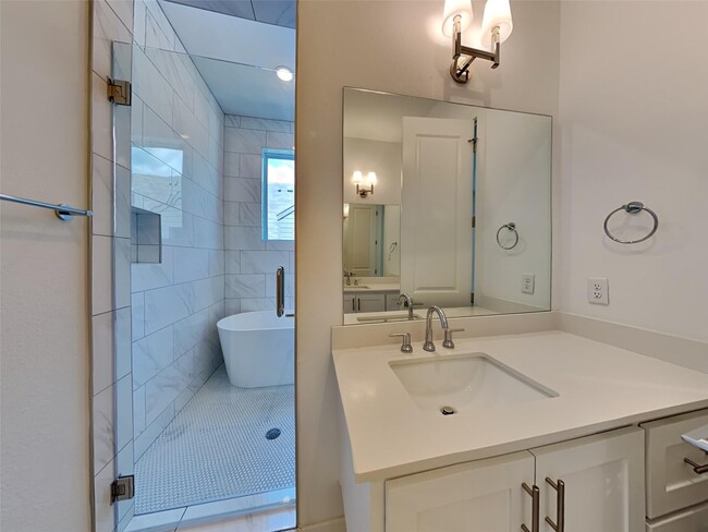 Building Photo - 129 E Oscar Dr