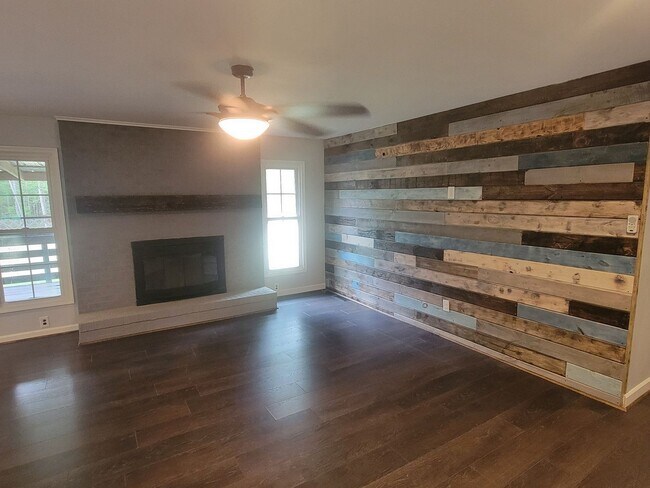 Building Photo - 3 Bedroom 2 Bathroom Home