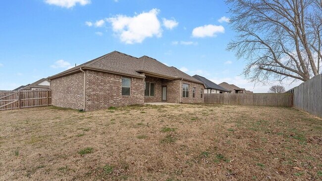 Building Photo - "Charming 4-Bed Oasis with 2 Full Baths in Prime Fayetteville Location – 1800 Sq Ft of Comfort!"