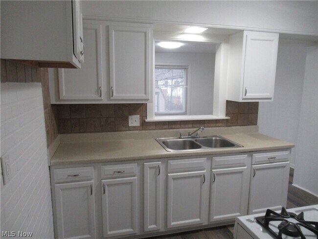 Building Photo - 1616 Douglas Rd