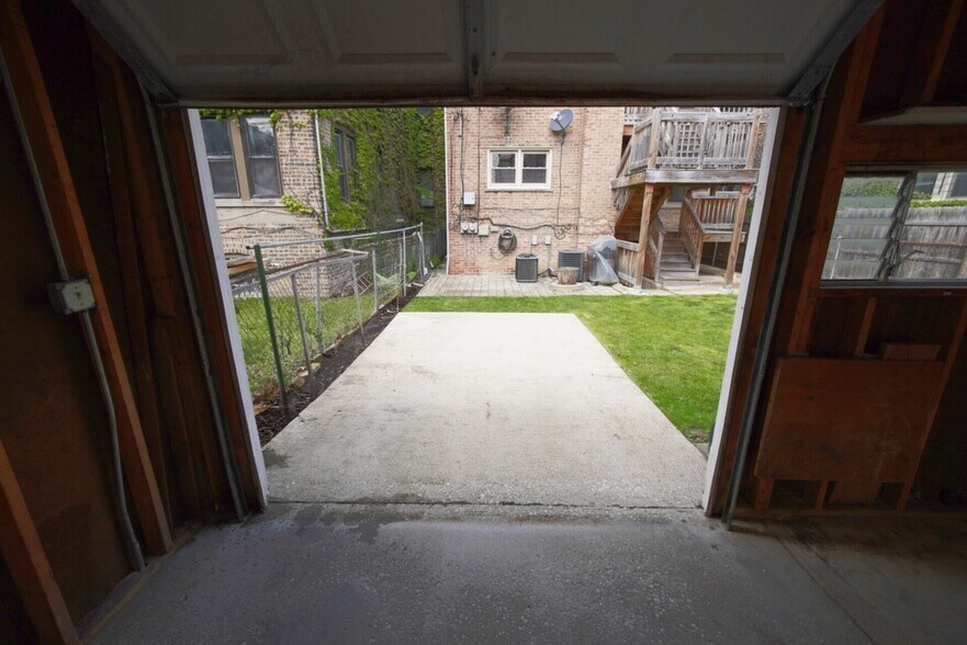 Building Photo - 2309 W Arthur Ave