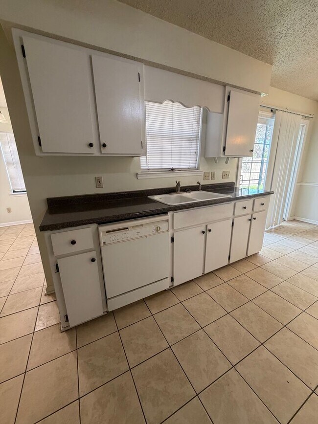 Building Photo - FOR RENT