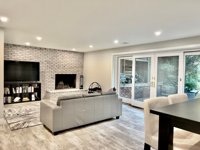 Building Photo - 326 Ponus Ridge Rd
