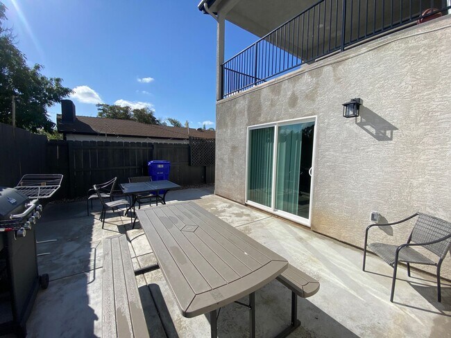 Building Photo - 6BD/2BA on Ewing!