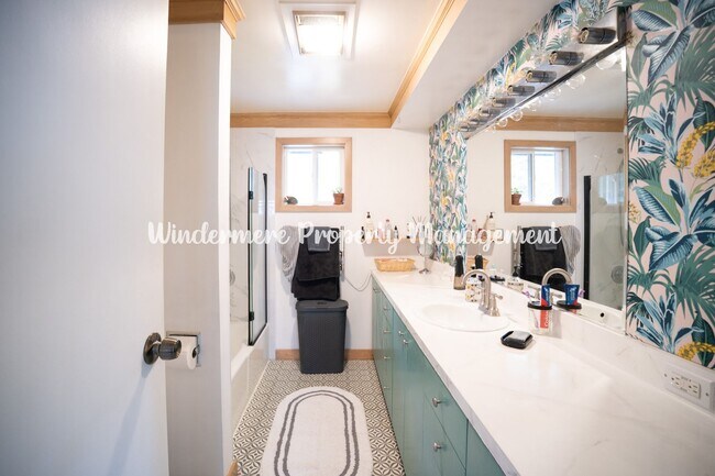 Building Photo - Sunny, Bright 2 bedroom in Poulsbo, Community Beach/Playground