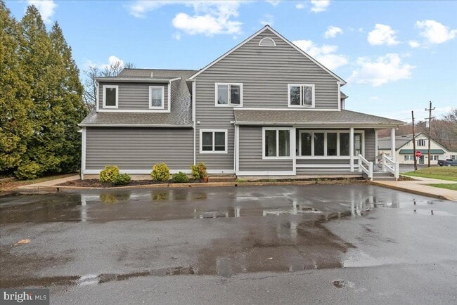 Building Photo - 1 Center St