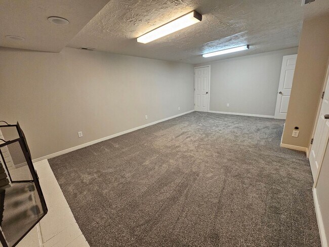 Building Photo - Beautiful 3 Bed/3 Bath Home