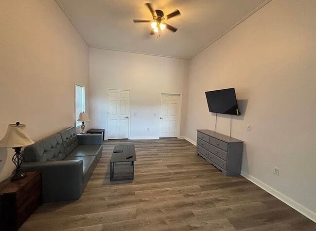 Building Photo - Large 4 Bedroom 4 bath house