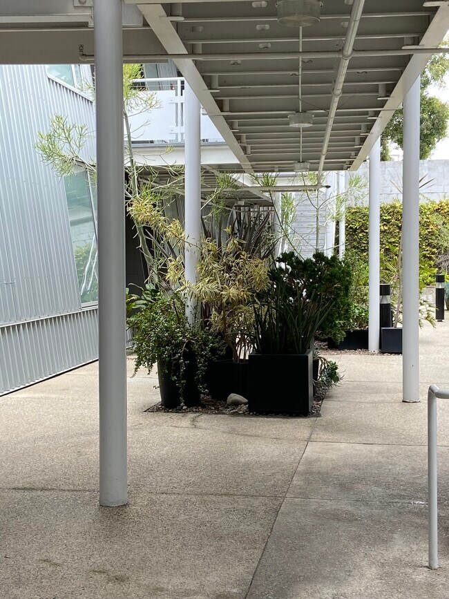 Building Photo - 615 Hampton Dr