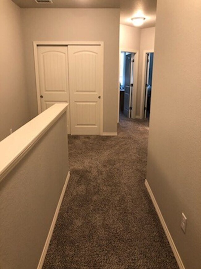 Building Photo - Beautiful 3 bed, 3 bath Townhome in West W...