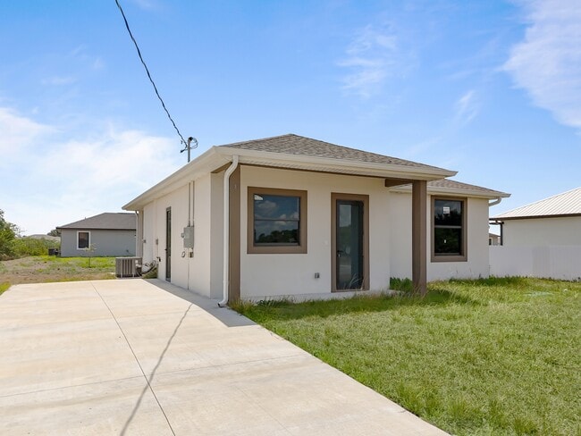 Building Photo - 8014 Mangrove Cir