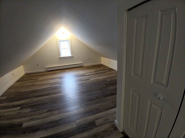 Style G1: 2 bedrooms / 1 bath, historic renovation, exposed beams and vaulted ceilings - 21 Depot St
