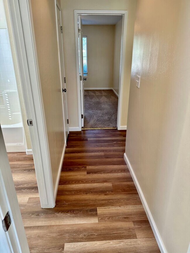 Building Photo - Northwest Dream Home!!!! 3+2 Granite Counters, Hardwood Floors, 3 Car Garage, RV Parking, and New...