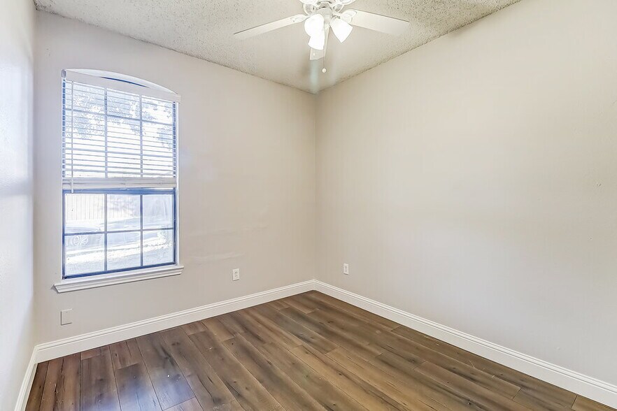 Building Photo - 1162 Hemlock Dr