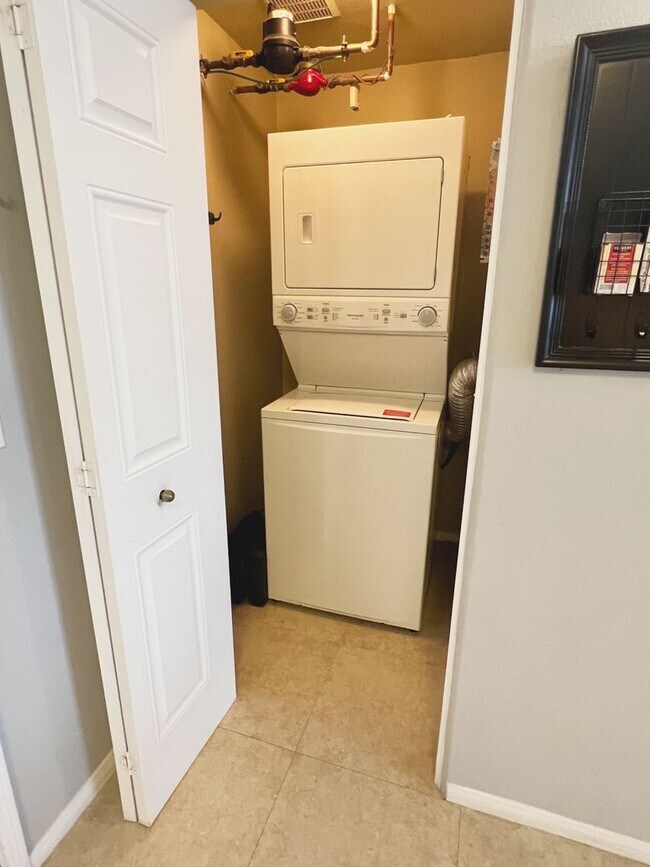 Building Photo - Beautiful 1 Bed/1 Bath Fully Furnished Lig...