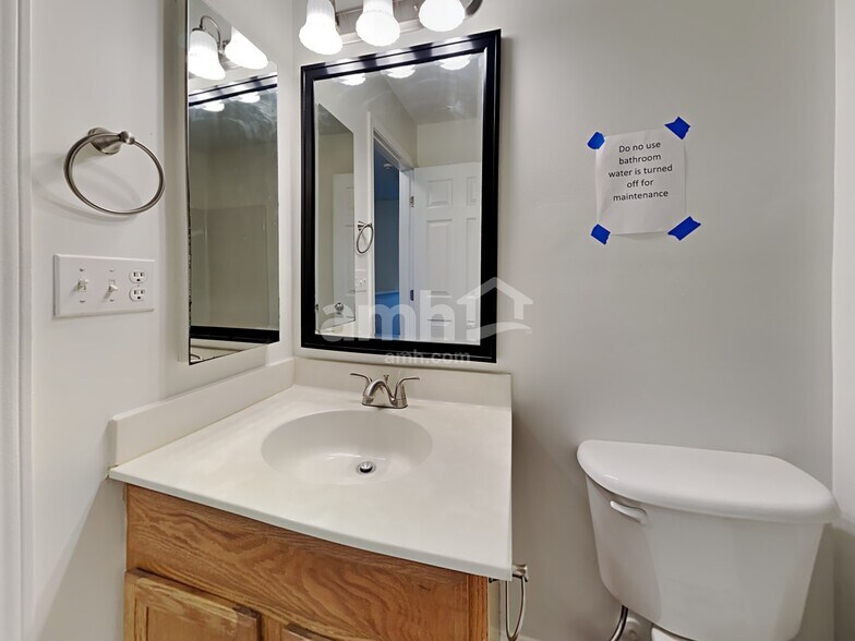 Building Photo - 9927 Spring Park Dr