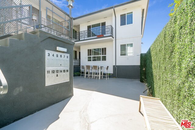 Building Photo - 702 S St Andrews Pl