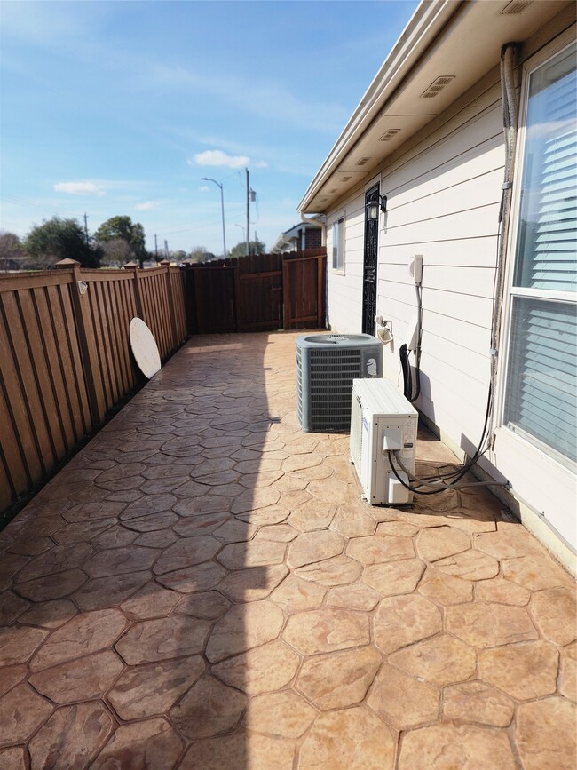 Building Photo - 1714 Village Townhome Dr