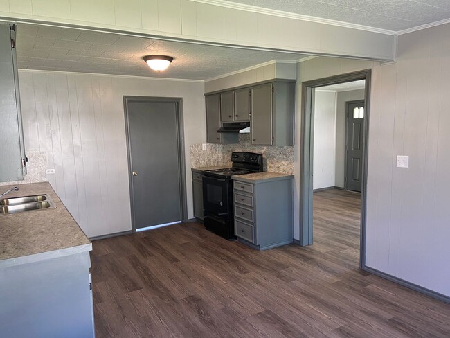 Building Photo - Remodeled Unit Available Now!