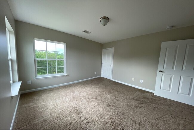 Building Photo - Beautiful Simpsonville Home