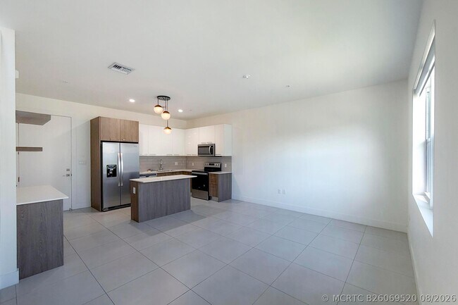 Building Photo - 405 NE 35th Ct