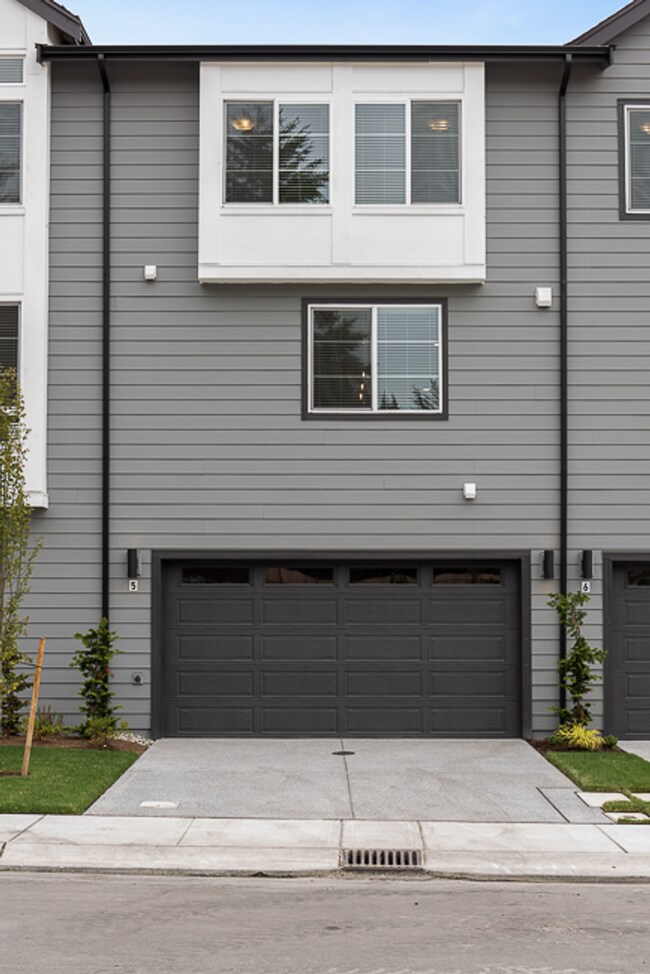 Building Photo - 4 Bedroom Kenmore Townhome with a Territorial View!